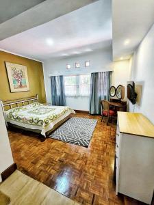 sypialnia z łóżkiem, biurkiem i telewizorem w obiekcie Kulem Gempol w mieście Bandung