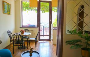 een eetkamer met een tafel en stoelen en een balkon bij Lika's apartment with a marvelous view in Tbilisi City