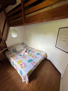 een bed met een teddybeer erop in een kamer bij maison à la campagne in Quinson