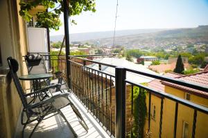 een balkon met stoelen en uitzicht op de stad bij Lika's apartment with a marvelous view in Tbilisi City
