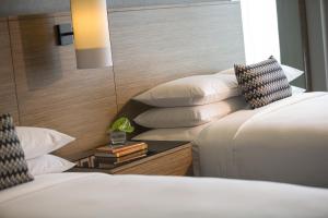 Postel nebo postele na pokoji v ubytování Renaissance Johor Bahru Hotel