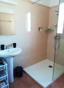 La salle de bains est pourvue d'une douche et d'un lavabo. dans l'établissement Villa Soluna, à Cantoria