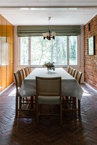 een eetkamer met een witte tafel en stoelen bij Villa Signell Förby in Särkisalo