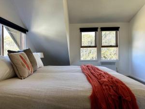 Postel nebo postele na pokoji v ubytování Cape Cod Chalet, alpine-getaways