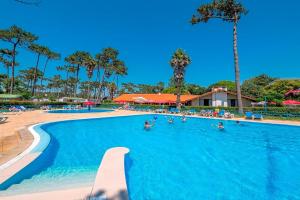 Kampaoh Praia de Angeiras tesisinde veya buraya yakın yüzme havuzu