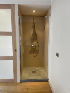una ducha con puerta de cristal en un baño en Appartement Seaview, en Koksijde 15 fotos más