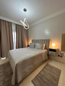 מיטה או מיטות בחדר ב-Magnifique Appartement avec piscine et vue sur mer
