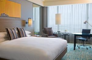 Postel nebo postele na pokoji v ubytování Renaissance Johor Bahru Hotel