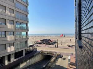 vistas a la playa desde un edificio y un edificio en Appartement Seaview, en Koksijde