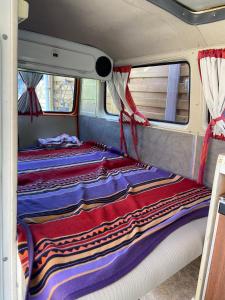 dos camas en la parte trasera de una furgoneta en Chambres chez Nanou avec petit déjeuner, en Chimay