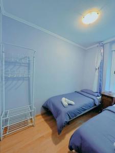 um quarto com 2 camas e uma parede azul em Habitacion privado con baño privado en La Maresía em Cudillero