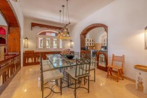 comedor con mesa de cristal y sillas en 6BR Villa in North Golf El Gouna Private Pool Lagoon Guest house, en Hurghada