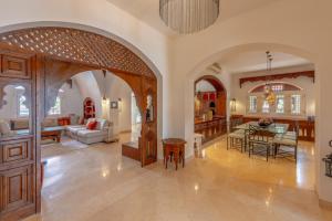 Restoran ili drugo mesto za obedovanje u objektu 6BR Villa in North Golf El Gouna Private Pool Lagoon Guest house