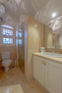 La salle de bains est pourvue de toilettes, d'une douche et d'un lavabo. dans l'établissement 6BR Villa in North Golf El Gouna Private Pool Lagoon Guest house, à Hurghada