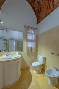 y baño con lavabo, aseo y bañera. en 6BR Villa in North Golf El Gouna Private Pool Lagoon Guest house en Hurghada