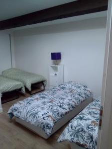 een slaapkamer met 2 bedden in een kamer bij T3 Duplex 65 m2 6 lits 2 SDB terrasse clim garage in Valescure
