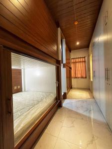 una habitación vacía con una cama en una habitación en Yoi Pod Hostel, en Dubái
