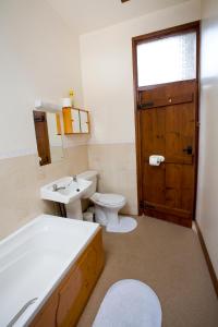 een badkamer met een toilet, een wastafel en een bad bij Irelands Farm Cottages in Birmingham