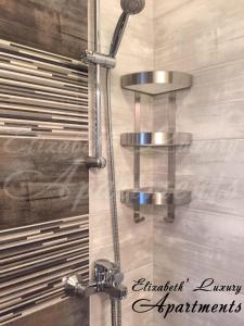 łazienka z prysznicem z chromowanymi akcesoriami w obiekcie Elizabeth' Luxury Apartments w mieście Pomorie