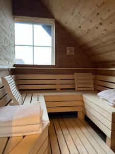 布勞恩拉格的住宿－StrandBerg's Onkel Tommys Hütte，一间带两张床和窗户的桑拿浴室