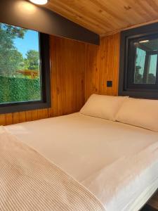 2 camas en una habitación con ventana en Tiny Mini House, en Dalaman