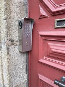 um close-up de uma porta com um controle remoto em Superbe appartement lumineux em Guéret