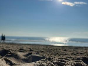 una playa de arena con el océano en el fondo en The 727 Sottomarina, en Sottomarina