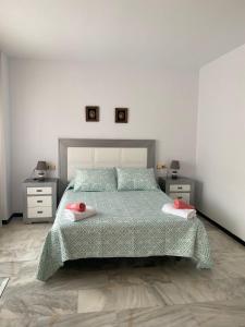 1 dormitorio con 1 cama grande y 2 mesitas de noche en Casa Bahia By Solymar Holiday, en Algarrobo Costa