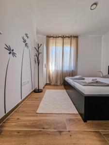 sypialnia z łóżkiem i oknem w obiekcie Villa Miss Sunshine with private jacuzzi w Novalji