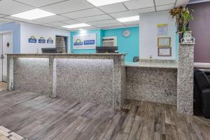 um átrio de um consultório dentário com um balcão de recepção em Days Inn by Wyndham Livonia Canton Detroit em Livonia