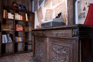 a library with a wooden cabinet with a printer on it at Gîte Philipeaux en centre-ville in Azay-le-Rideau