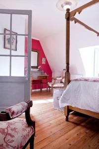 a bedroom with a bed and a dresser and a piano at Gîte Philipeaux en centre-ville in Azay-le-Rideau