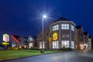 ケベック・シティーにあるSuper 8 by Wyndham Quebec Cityの夜の建物の前の街灯