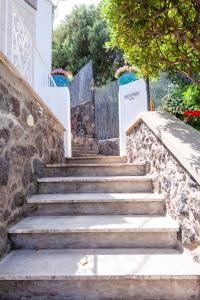 un conjunto de escaleras que conducen a un edificio en Hotel Don Felipe en Ischia