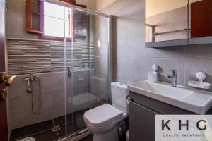 Koupelna v ubytování Dennis Grand view apartment in Vlachata village! Wide angle views!