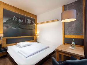 Postel nebo postele na pokoji v ubytování Mercure Hotel Garmisch Partenkirchen