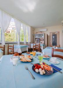 una mesa azul con platos de comida. en Hotel Don Felipe, en Isquia