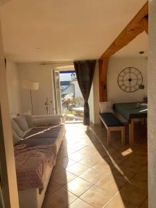 Schlafzimmer mit einem Bett, einem Tisch und einem Schreibtisch in der Unterkunft Home Sweet Home by Stay Swiss in Courtedoux