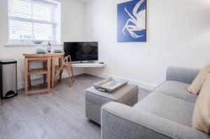 TV a/nebo společenská místnost v ubytování Myrtle - 1 Bedroom Apartment - Saundersfoot