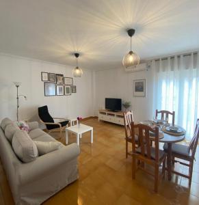 uma sala de estar com um sofá e uma mesa em Puerta del Sol - Plasencia em Plasencia