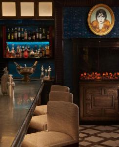 ロンドンにあるGreat Scotland Yard Hotel, part of Hyattの部屋に椅子が並んだバー