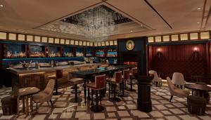 ロンドンにあるGreat Scotland Yard Hotel, part of Hyattの椅子とテーブルのあるレストランのバー +37枚の写真