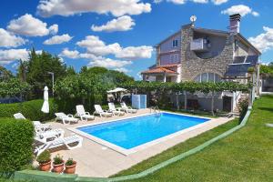 Bazén v ubytování Double room with pool 2261 nebo v jeho okolí