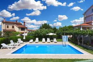 Bazén v ubytování Double room with pool 2261 nebo v jeho okolí