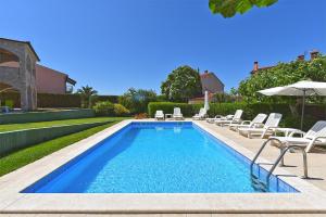 Bazén v ubytování Double room with pool 2261 nebo v jeho okolí