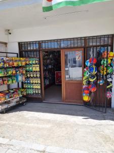 una tienda con un frente de tienda con una puerta abierta en Salda cenneti en Yeşilova