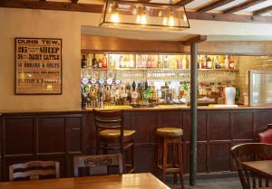 un bar con un montón de botellas de alcohol en Red Lion Hotel by Greene King Inns en Banbury