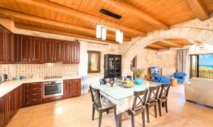 Η κουζίνα ή μικρή κουζίνα στο Psarou Beach House