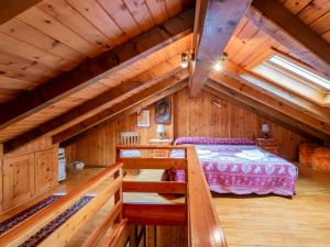 a bedroom in a log cabin with a bed at I Host Apartment - Centrale 16 in Piatta