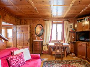 a living room with a pink couch and a table at I Host Apartment - Centrale 16 in Piatta